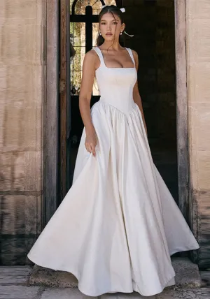 Graceful Full-Length Solid Maxi Dress with Timeless Elegance