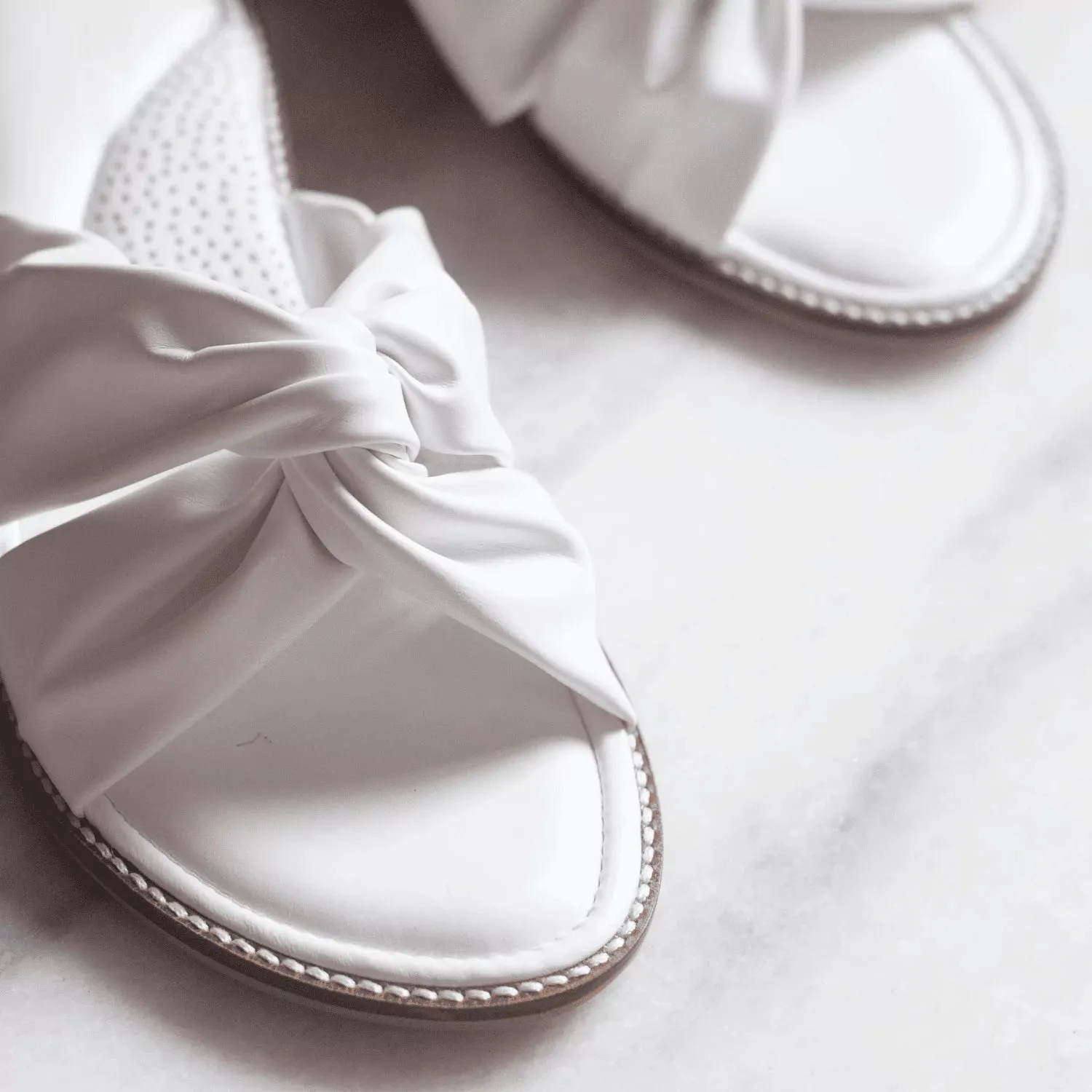 SASSY Twisted White Slides