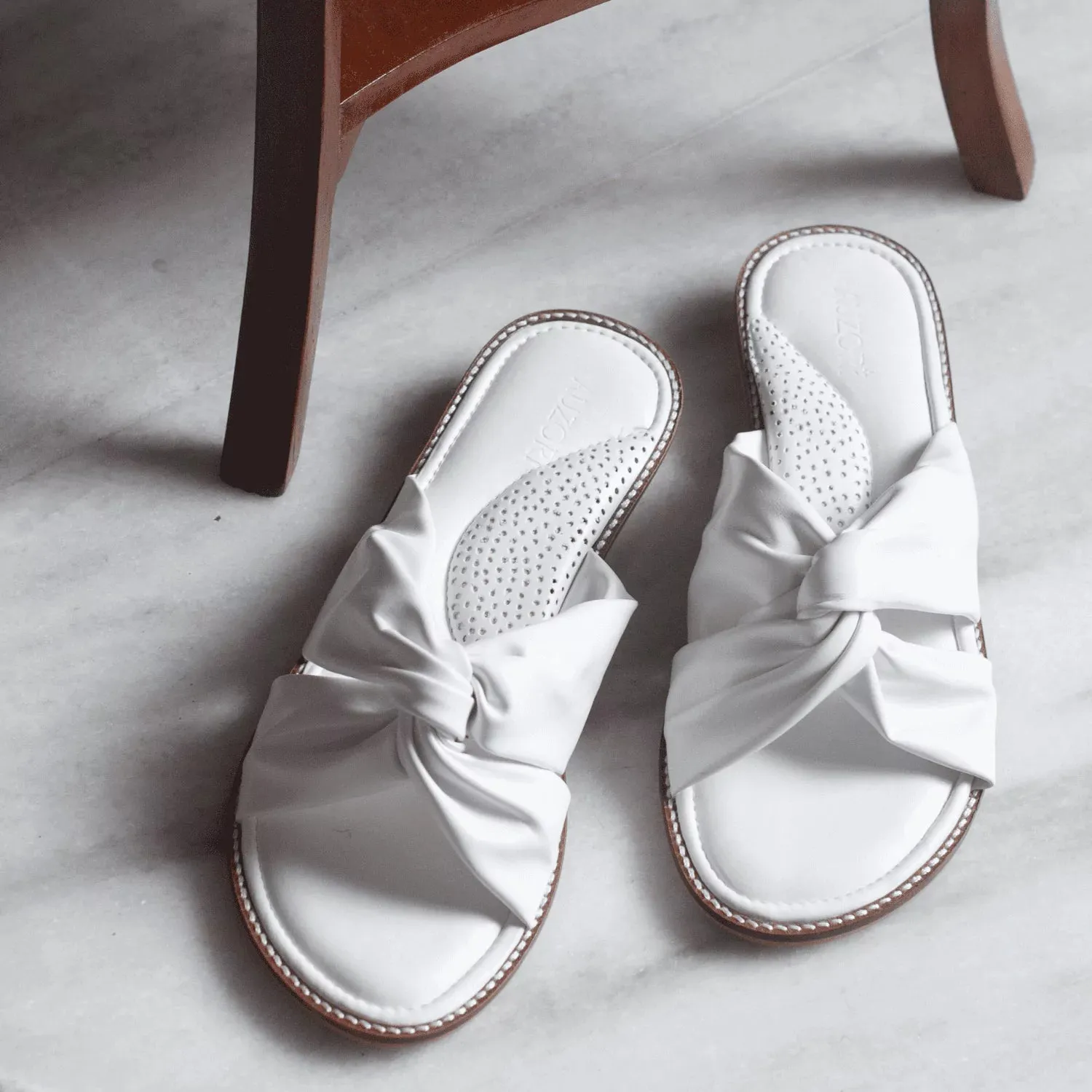 SASSY Twisted White Slides